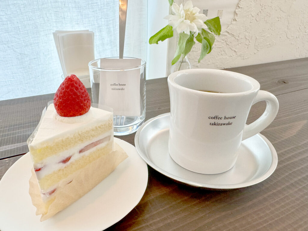 Coffee House Takizawake - strawberry cake and pourover coffee